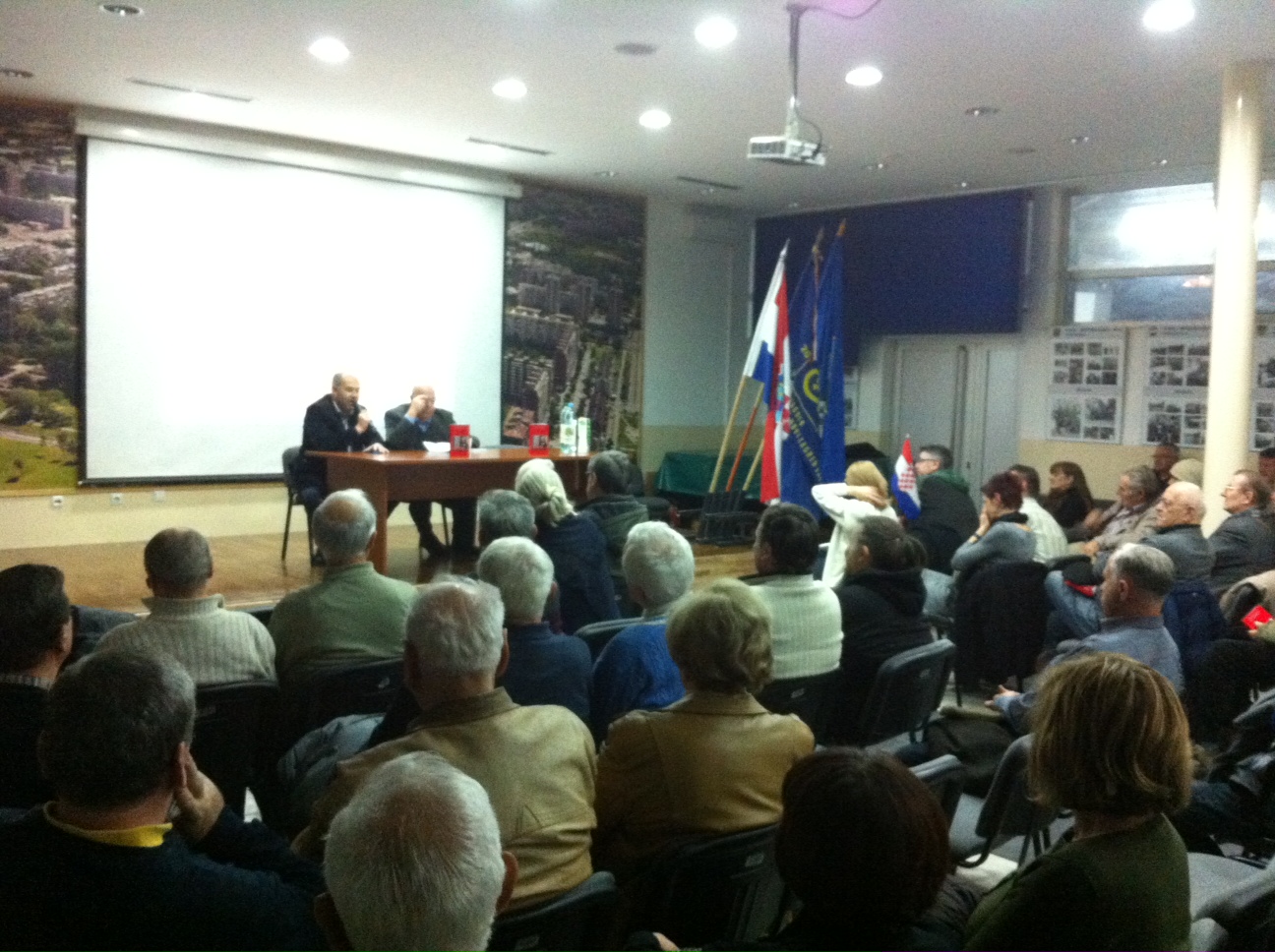 ZAPRUĐE TRIBINA CRVENI PREDSJEDNIK